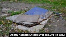 Колодязь біля будинку №12 у кварталі імені Волкова накритий дошками, Луганськ, 22 жовтня 2013