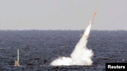 Американський підводний човен USS Florida запускає крилату ракету Tomahawk у водах біля узбережжя Багамських островів, 2003 рік