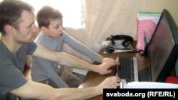 Віталь Каваленка з пляменьнікам Валянцінам.