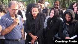 از راست: پدر امیر جوادی‌فر، و دوست دخترش لبخند بدیعی. مادر سهراب اعرابی هم در منتهی الیه سمت چپ عکس ایستاده است.