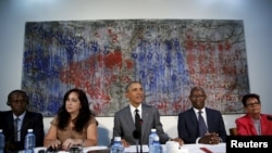 باراک اوباما (نفر وسط) روز سه‌شنبه با ناراضیان سیاسی کوبا دیدار کرد.