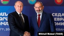 Russian President Vladimir Putin (left) and Armenian Prime Minister Nikol Pashinian pose before of a meeting of the Supreme Eurasian Economic Council in Yerevan on October 1.