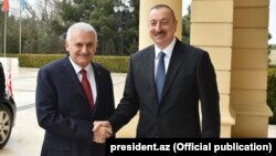 Спикер парламента Турции Бинали Йылдырым (слева) и президент Азербайджана Ильхам Алиев (архив)