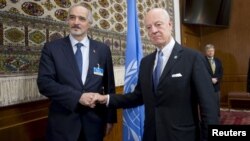 استافان دمیستورا، نماینده سازمان ملل، در کنار سفیر سوریه در این سازمان