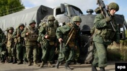 Иллюстрационное фото. Боевики покидают свои позиции, примерно в 50 километрах от оккупированного Донецка, 3 октября 2016 года