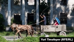 Многие в Абхазии убеждены, что подавляющее большинство самих гальцев их участие в выборах президента волнует в самую последнюю очередь. Для них главное – иметь документ, позволяющий им перемещаться и решать все возникающие бытовые проблемы
