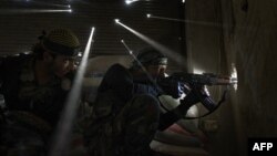 Сирийские повстанцы в пригороде Алеппо, 18 октября 2012 г.