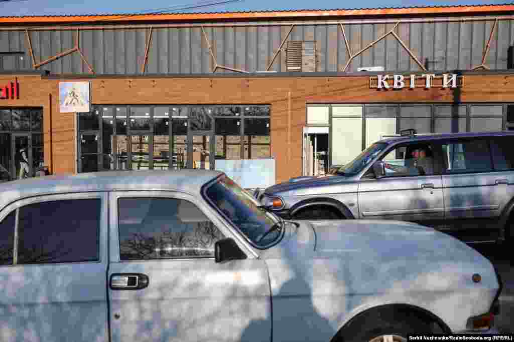 Зьнішчаная расейская тэхніка, побач разбураны гандлёвы цэнтар «Жыраф», дзе разьмяшчаліся пазыцыі ўкраінскіх вайскоўцаў.Гандлёвы цэнтар «Жыраф» быў адноўлены і адкрыты наноў.Зьлева фота 11 сакавіка 2022 году, справа — з сакавіка 2025 году