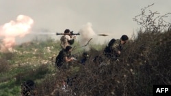 Սիրիացի ապստամբները մարտի ժամանակ, օգոստոս, 2013թ․