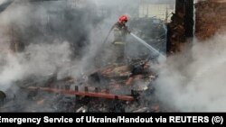 Рятувальники гасять пожежу на Чернігівщині, що виникла внаслідок російських ударів, архівне фото