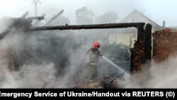 Рятувальники гасять пожежу після одного з попередніх російських ударів по Чернігівщині, архівне фото