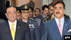 Pakistanyň prezidenti Asif Ali Zardari (çepde) we premýer-ministri Yusuf Raza Gilani Yslamabatda, 2012-nji ýylyň 16-njy ýanwary.