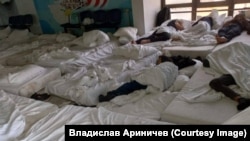 Спящие беженцы в миграционном хорватском лагере в Порине.