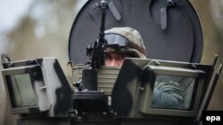 Солдат Національної гвардії України у бронетранспортері під час візиту Арсенія Яценюка до їхньої бази, Нові Петрівці, 30 вересня 2014 року