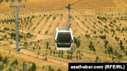 Äpet sütünler arkaly çekilen polat tanap ýolundan hereket edýän, haly gölleri bilen bezelen 18 sany kabina bar.