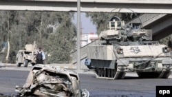 حمله به خودروی شيعيان يک روز پس از تشييع جنازه ديگر شيعيانی است که طی انفجار سه خودرو در نيمه های شب در محل سکونت خود، کشته شدند