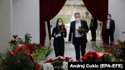 Тито мавзолейига гул қўйиш маросими.