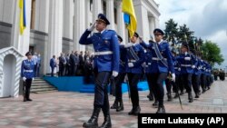 Перед будівлею Верховної Ради перед урочистим засіданням парламенту пройшла почесна варта