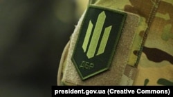 Згідно з посадовими обовʼязками, чиновник контролював закупівлі та обслуговування військового майна регіону