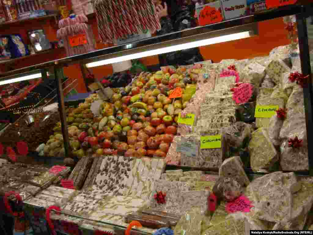 Який же ярмарок без ласощів? Кольорові фрукти з мигдалевого борошна та &laquo;торроне&raquo; з горіхами і цукатами &ndash; тридиційні італійські солодощі на Різдвяні свята