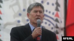 Қирғизистон мухолифатининг учинчи халқ қурилтойида иштирок этган етти минг делегат Алмаз Атамбаевни президентлик сайловида қўллаб-қувватлашларини билдирдилар.