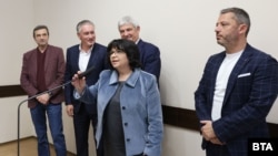 От ляво надясно: президентът на КТ „Подкрепа“ Димитър Манолов, председателят на КРИБ Кирил Домусчиев, президентът на КНСБ Пламен Димитров, министърката на финансите Теменужка Петкова, председателят на комисията по бюджет и финанси Делян Добрев, 28 ноември 2025 г.