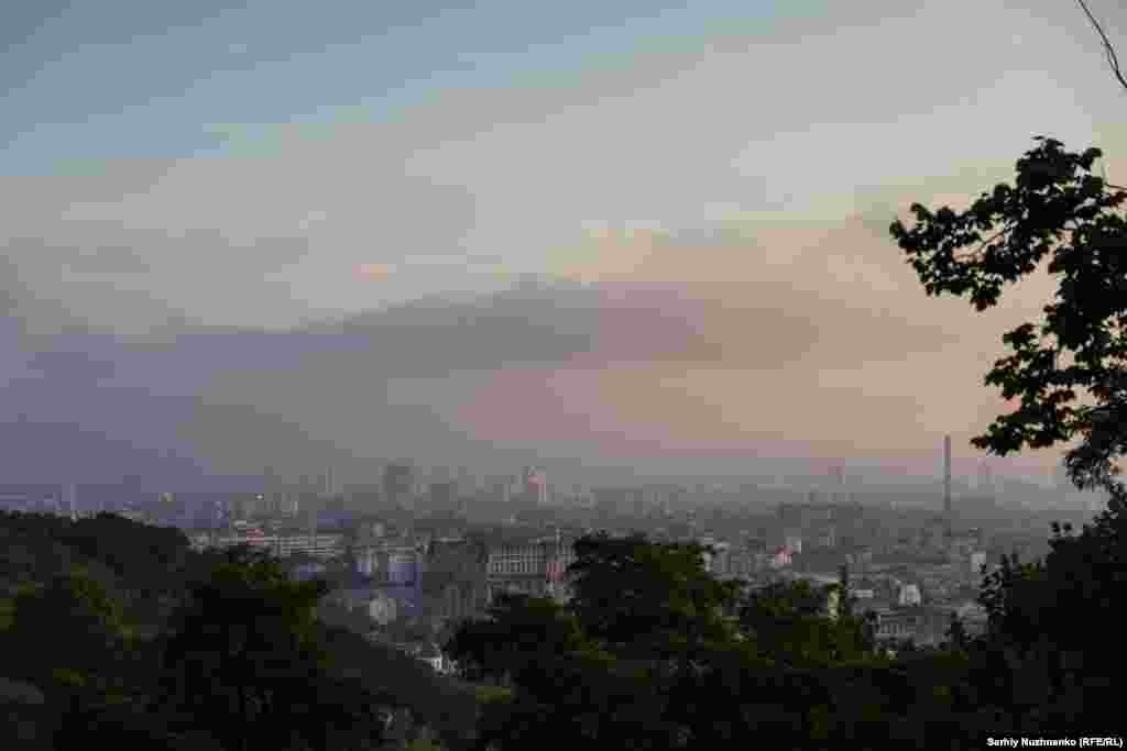 Світанок у Києві, 10 липня 2025 року. Через численні пожежі небо над столицею затягнуло димом