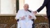 Папа Рымскі Францішак прамаўляе перад вернікамі на пляцы Сьвятога Пятра ў Ватыкане, 6 красавіка 2025 году