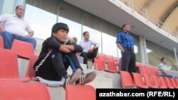Futbol ýaryşyna tomaşa edýän türkmen jankoýerleri 