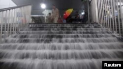 За даними агентства «Сіньхуа», понад 100 000 людей були переселені в більш безпечні райони