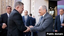 Հայաստանի վարչապետ Նիկոլ Փաշինյանը ողջունում է Սլովակիայի վարչապետ Ռոբերտ Ֆիցոյին, Երևան, 26-ը մայիսի, 2025թ.