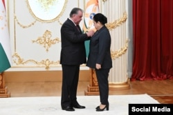 Тәжікстан президенті Эмомали Рахмон қызы Озода Рахмонға медаль тапсырып тұр.