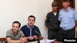 Armenia -- Opposition activist Tigran Arakelian (L) on trial in Yerevan, 9Aug2013.