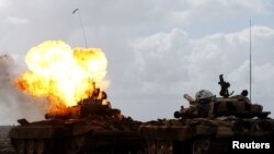 آتش گرفتن یکی از تانک‌های متعلق به حکومت لیبی در پی حملات هوایی نیروهای ائتلافی، ۲۹ اسفند