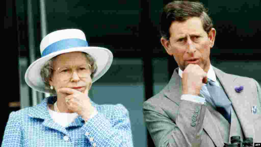 با ولیعهدش شاهزاده چارلز در ۱۹۹۲