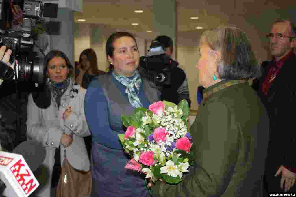 Дед Айтматова по материнской линии Хамза Абдувалиев происходил из одного из знатных родов Татарстана. Роза Айтматова, сестра великого писателя - желанный гость на исторической родине своей матери