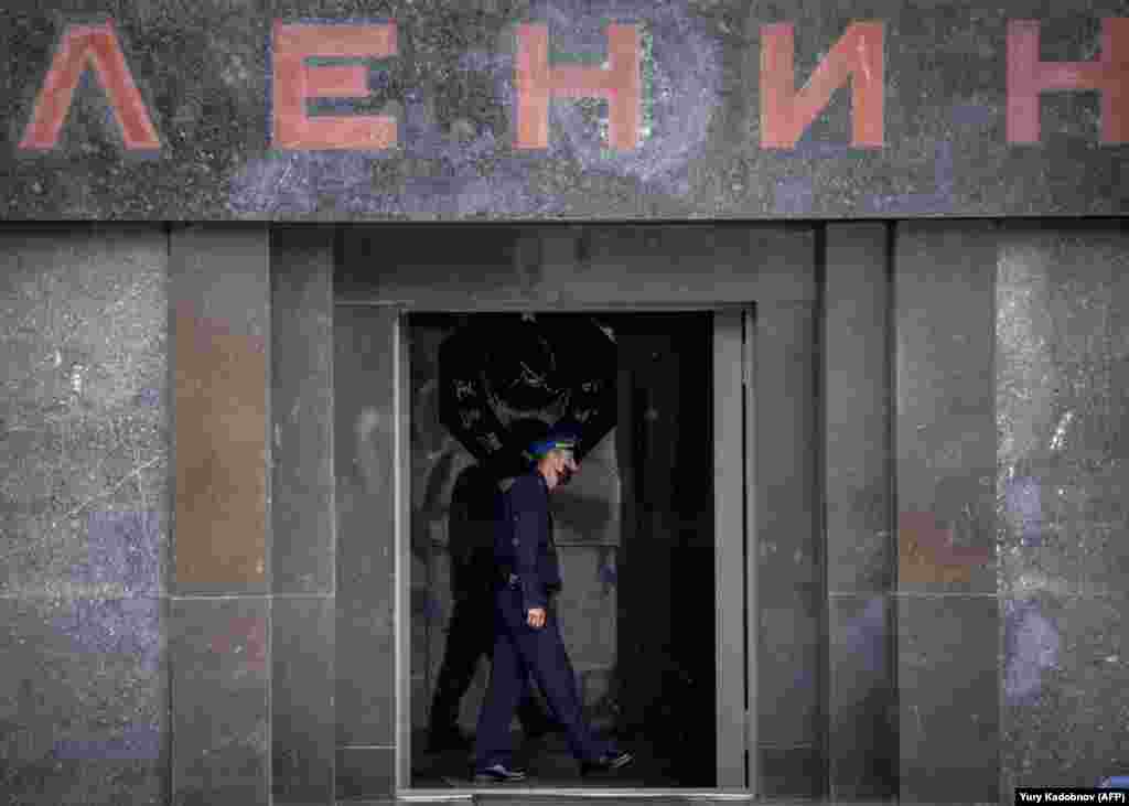 Вартаўнік каля ўваходу ў маўзалей Уладзіміра Леніна ў Маскве.