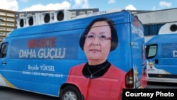 Изображение на общественном транспорте Решиде Юксел — этнической казашки, участвующей в выборах в Турции.   