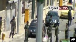 نیروهای امنیتی سوریه در یکی از خیابان های شهر ادلب