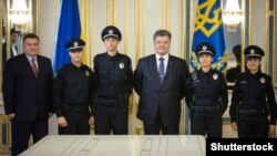 Ուկրաինայի նախագահ Պետրո Պորոշենկոն պարեկային ծառայության սպաների ներկայությամբ ստորագրել է «Ազգային ոստիկանության մասին» օրենքը, Կիև, 4-ը օգոստոսի, 2015թ․