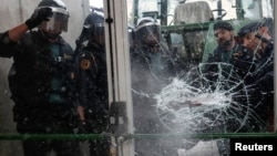 Цивільна гвардія Іспанії проривається на дільницю в місті Сан-Жуліа-де-Раміс, 1 жовтня 2017 року