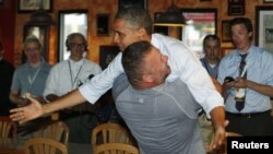 باراک اوباما در آغوش اسکات ون‌دوزر، پیتزافروش اهل فلوریدا