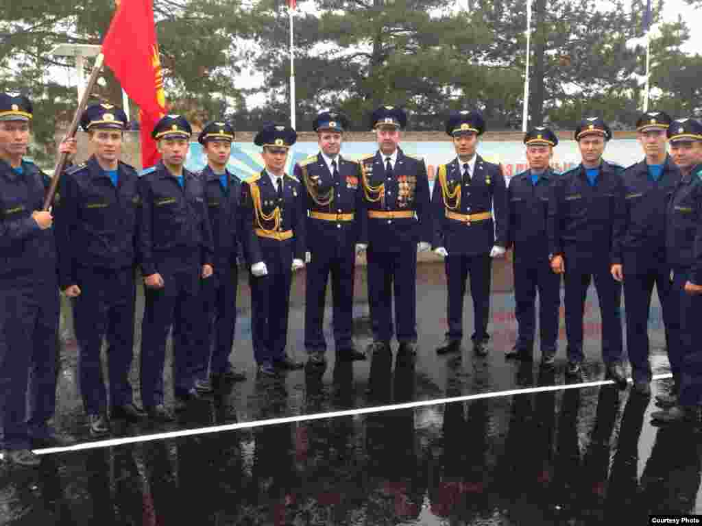 Краснодар шаары. Мекенибиздин&nbsp;болочок учкучтары. Арийне бийиктикте учуу, Мекенди көздүн карегиндей сактоо эң татаал жана кооптуу кесиптердин катарын толуктары күмөнсүз.&nbsp;Бирок буга&nbsp;карабастан билим алып жаткан эр жигиттер. Автору&nbsp;​Нуржигит Нургазыев