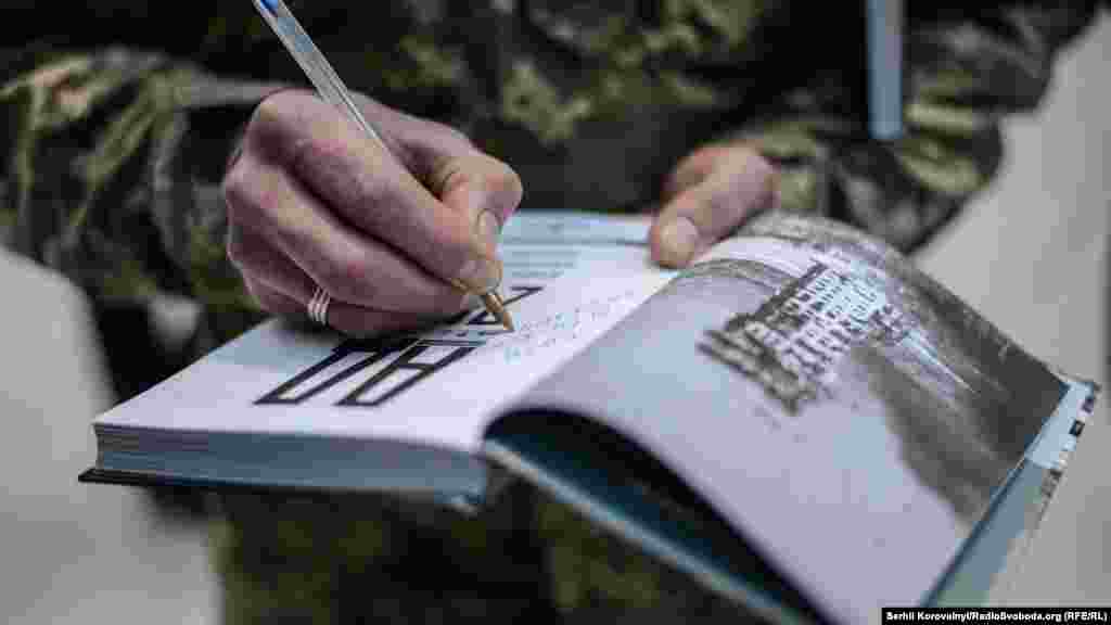 Боєць підписує примірник на пам&rsquo;ять