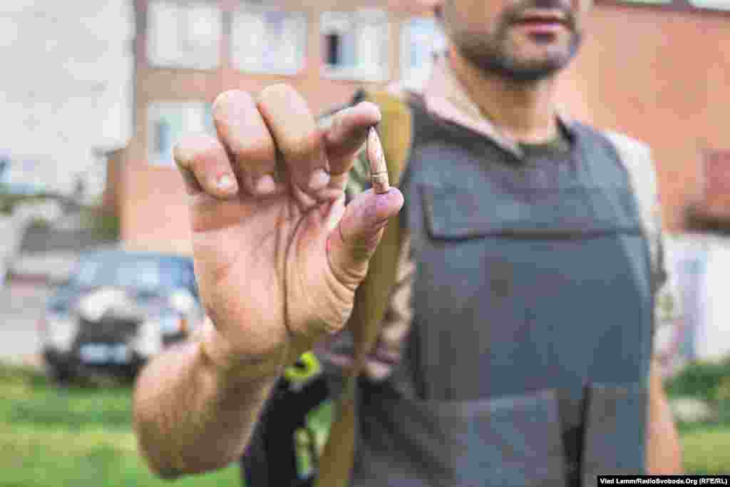 Молодший сержат з позивним &laquo;Сєдой&raquo;&nbsp;показує кулю, яка потрапила у лобове скло під час обстрілу