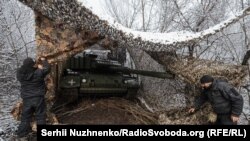 Танкісти 5-ї окремої важкої механізованої бригади на Leopard 1A5 на позиціях, на сході України. Донецька область, лютий 2025 року