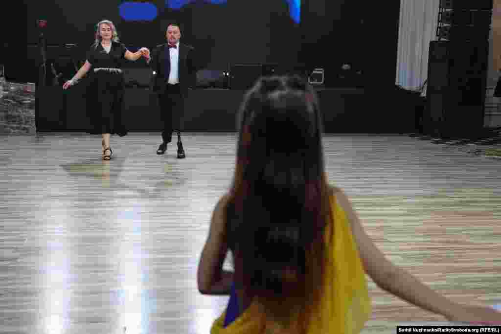 Богдан і Каріна під час повільного вальсу.Богдан отримав тяжке поранення, 6 місяців був прикутий до ліжка, зараз проходить реабілітацію