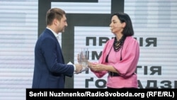 Журналістка Мирослава Барчук (праворуч під час церемонії вручення їй премії імені Георгія Гонгадзе. Київ, 21 травня 2021 року
