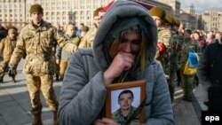 مراسم خاکسپاری یکی از نظامیان اوکراین که در درگیری‌های شرق آن کشور کشته شده‌است