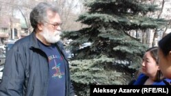 «Зеленое спасение» экологиялық қоғамының жетекшісі Сергей Куратов (сол жақта). Алматы, 11 наурыз 2016  жыл.